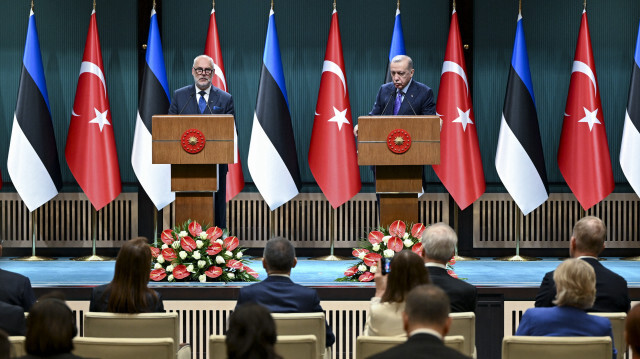 Le président Recep Tayyip Erdoğan (à droite) accueille le président estonien Alar Karis (à gauche) au palais présidentiel à Ankara lors de sa visite en Türkiye. Après leur entretien, Erdoğan et Karis ont tenu une conférence de presse conjointe.