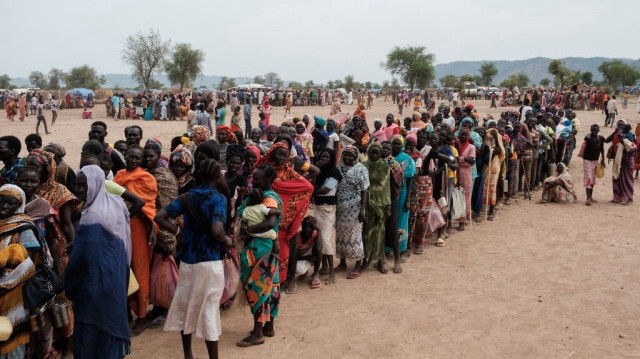 Des personnes font la queue pour s'inscrire à une potentielle distribution d'aide alimentaire dans un camp de personnes déplacées internes (PDI) à Agari, au Kordofan du Sud, le 17 juin 2024. 