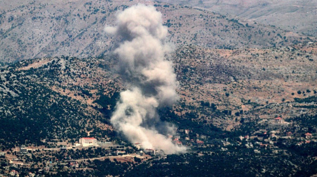 Un panache de fumée s'élève lors d'un bombardement israélien sur le village de Kfarshuba dans le sud du Liban, près de la frontière avec Israël, le 26 juin 2024.