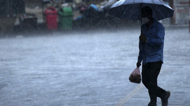 Parmi les personnes décédées, quatre dont deux enfants ont été ensevelies lors d'un glissement de terrain à cause des pluies.