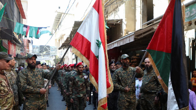 Члены Народного фронта освобождения Палестины проходят маршем во время парада, посвященного ежегодному Дню Аль-Кудса, в лагере палестинских беженцев Бурдж аль-Бараджне в Бейруте, Ливан, 14 апреля 2023 года.