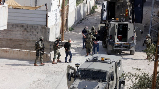 Des Palestiniens ont été arrêtés par l'armée d'occupation en Palestine occupée.
