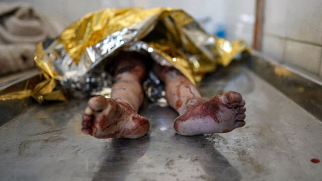 Le corps d'un enfant Palestinien tué par les bombardements de l'armée d'occupation israélienne à al-Maghazi à Gaza, repose à la morgue de l'hôpital des Martyrs d'Aqsa à Deir el-Balah, en Palestine, le 25 juin 2024.