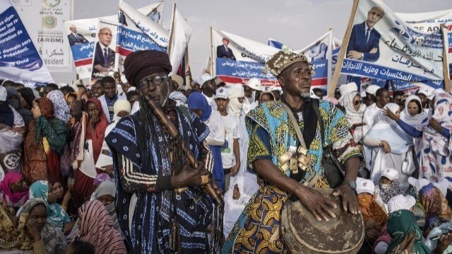 Les partisans du Président de la Mauritanie et leader de l'Union pour la République Mohamed Ould Ghazouani jouent de la musique lors du dernier meeting de campagne à Nouakchott le 27 juin 2024.