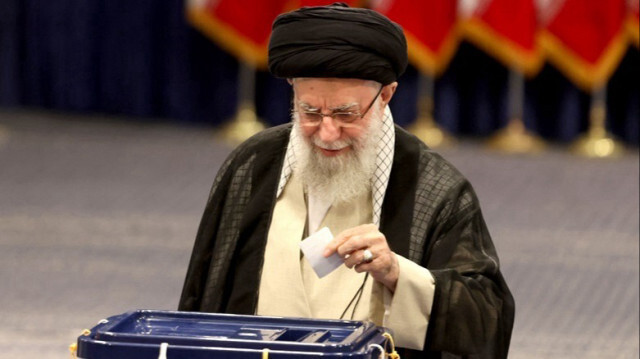 Le vote pour les 14e élections présidentielles en Iran a commencé à 8h00 heure locale. Le dirigeant iranien, l'ayatollah Ali Khamenei, a déposé son bulletin dans l'urne installée dans le hall de l'Imam Khomeini Khosseini Hosseiniya, à Téhéran en Iran, le 28 juin 2024.