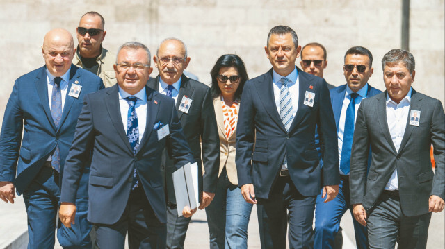 Kılıçdaroğlu, eski Dışişleri Bakanı Yaşar Yakış için Meclis'te düzenlenen törene Özgür Özel’le birlikte katıldı. Kılıçdaroğlu’nun, Özel’in arkasından yürümesi dikkat çekti.