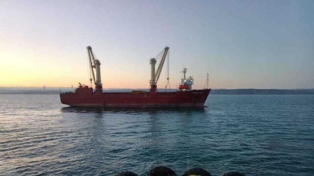 بدء عملية لإنقاذ سفينة جنحت في سواحل إسطنبول