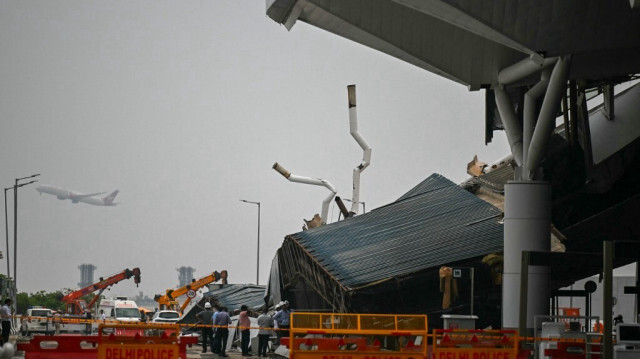 Des sauveteurs travaillent sur le toit effondré du terminal de l'aéroport international de New Delhi après de fortes pluies à New Delhi, le 28 juin 2024.