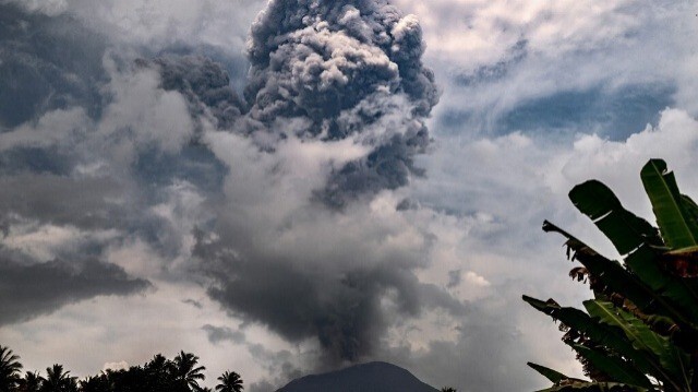 Le Mont Ibu crachant des cendres volcaniques, vu depuis le poste de surveillance de Halmahera Ouest, Maluku Nord.