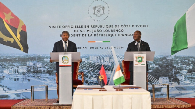 Le président angolais Joao Lourenço s'adresse au président ivoirien Alassane Ouattara lors d'une conférence de presse conjointe après une réunion au palais présidentiel d'Abidjan, le 27 juin 2024.