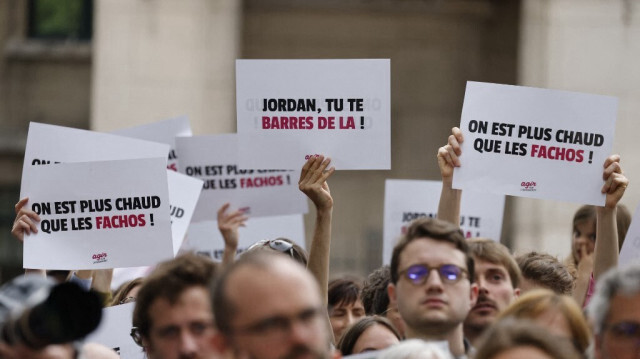 Des manifestants lors d'une réunion de campagne électorale législative en plein air de la coalition électorale des partis de gauche surnommée "Nouveau Front populaire", place Jean-Jaurès à Montreuil, en France, le 17 juin 2024