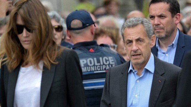 L'ancien président français Nicolas Sarkozy et son épouse Carla Bruni-Sarkozy, mannequin et musicienne franco-italienne, au cimetière du Père Lachaise, à Paris, le 20 juin 2024. 