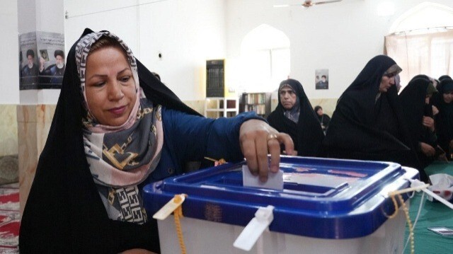 Une femme iranienne vote dans un bureau de vote lors de l'élection présidentielle à Téhéran le 28 juin 2024.