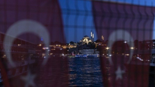 Cette photographie prise dans le quartier de Karakoy à Istanbul, le 17 juin 2024, montre la mosquée Suleymaniye entre des drapeaux turcs.