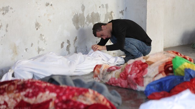 Terör devleti İsrail'in saldırılarında ölen yakınını arayan Filistinli. (Foto: Arşiv)