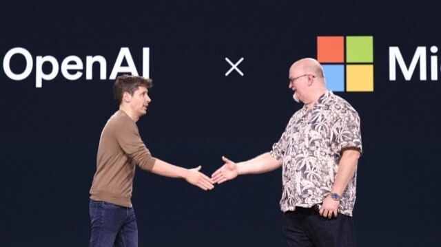 Le PDG d'OpenAI, Sam Altman, serre la main du directeur de la technologie et vice-président exécutif de l'intelligence artificielle de Microsoft, Kevin Scott, lors de la conférence Microsoft Build au Seattle Convention Center Summit Building à Seattle, Washington, le 21 mai 2024.