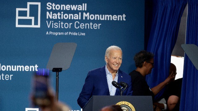 Le président américain Joe Biden assistant à la cérémonie d'ouverture du Stonewall National Monument Visitor Center organisée par Pride Live au Stonewall National Monument Visitor Center le 28 juin 2024 à New York. 
