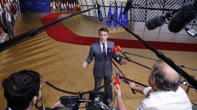 Le président français Emmanuel Macron s'adresse à la presse à la fin du sommet du Conseil européen au siège de l'UE à Bruxelles, le 28 juin 2024. 