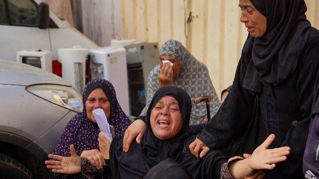 Des femmes pleurant la mort de leurs proches à l'hôpital des Martyrs d'Aqsa à Deir el-Balah le 28 juin 2024, suite aux bombardements israéliens dans le centre de la bande de Gaza, dans le cadre des batailles entre Israël et le groupe militant palestinien Hamas.