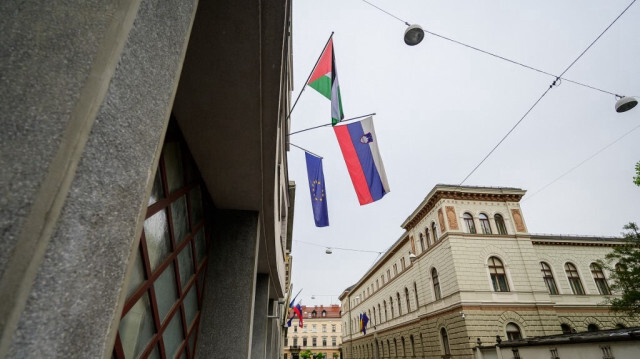 Le drapeau palestinien hissé à côté des drapeaux slovène et européen au siège du gouvernement, à Ljubljana, en Slovénie, le 30 mai 2024.