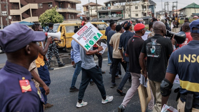 Des manifestants brandissent des pancartes lors de la manifestation nationale conjointe du Joint Action Front (JAF) et de la Coalition for Revolution (CORE) contre les politiques du président nigérian Bola Tinubu, à Lagos, le 26 février 2024.