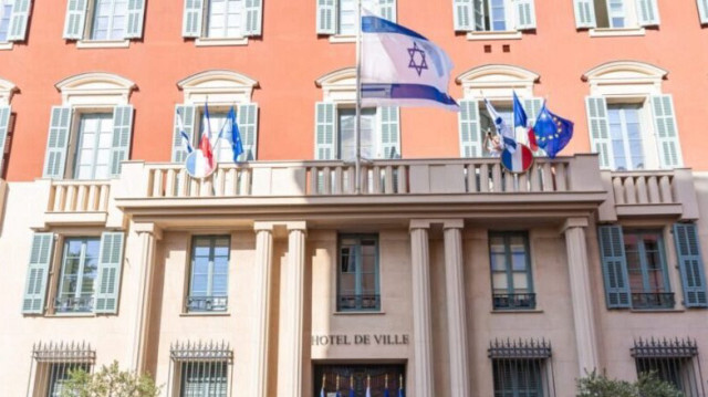 Le maire français, Christian Estrosi a déployé le drapeau israélien sur l'hôtel de ville de Nice, violant ainsi le "principe de neutralité" de l'État.