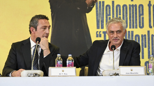 Le président du Fenerbahçe, Ali Koç (à gauche), et le nouvel entraîneur du club, José Mourinho (à droite), lors d'une conférence de presse à Istanbul, le 3 juin 2024.