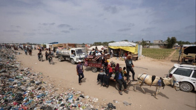 Des Palestiniens fuyant Rafah avec leurs biens après de nouvelles frappes israéliennes dans la ville du sud de la bande de Gaza.