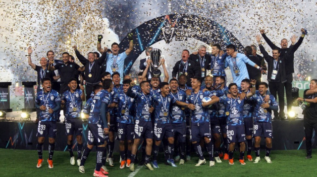 Les joueurs de Pachuca jubilent avec le trophée de la Coupe des champions de la CONCACAF après avoir remporté le match de football final contre le Columbus Crew des États-Unis, au stade Hidalgo à Pachuca, Mexique, le 1er juin 2024.
