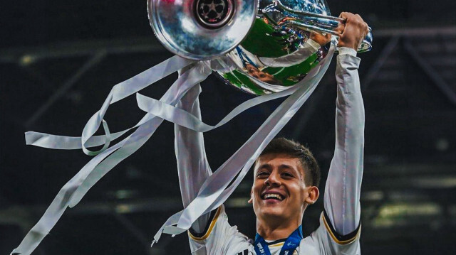 Le jeune joueur turc Arda Güler soulevant le trophée de la Ligue des champions. 