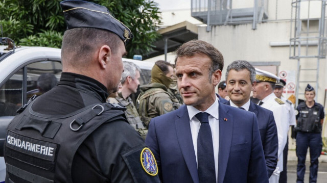 Le président de la République française, Emmanuel Macron et le ministre français de l'Intérieur, Gérald Darmanin lors d'une visite à la gendarmerie nationale, à Nouméa, en Nouvelle-Calédonie, le 23 mai 2024.