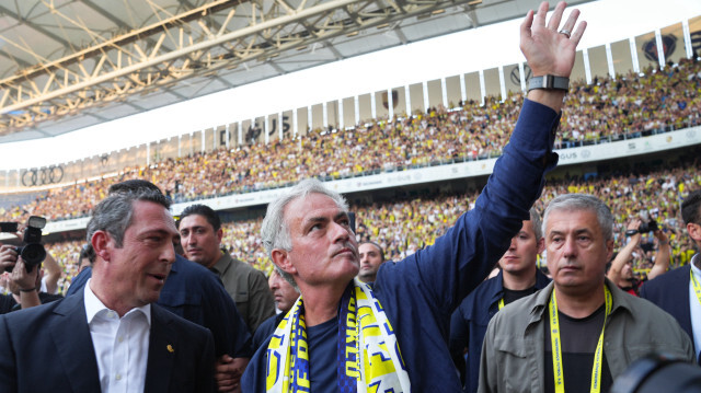 Le président de Fenerbahçe, Ali Koç, accompagne l'entraîneur portugais José Mourinho afin de le présenter aux supporters du club réunis au Ülker stadium d'Istanbul, le 2 juin 2024.