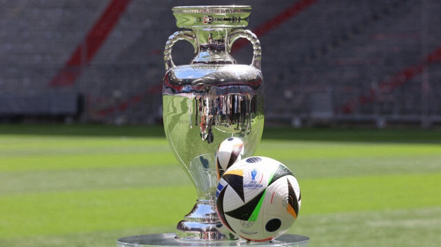 Le trophée de l'Euro 2024 exposé à l'Allianz Arena de Munich.