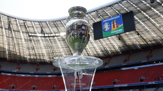Trophée de l'Euro 2024 exposé à l'intérieur de l'Allianz Arena de Munich, une compétition qui remonte aux années 1960.