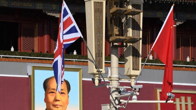 Les drapeaux britannique et chinois flottent près du portrait du défunt dirigeant communiste Mao Zedong sur la porte de Tiananmen à Pékin le 31 janvier 2018.