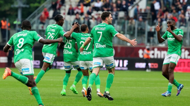 Les joueurs de Saint-Étienne célèbrent le retour de leur club en Ligue suite à leur match nul 1-1 en match de barrage face au FC Metz, au stade Saint-Symphorien, le 2 juin 2024. 