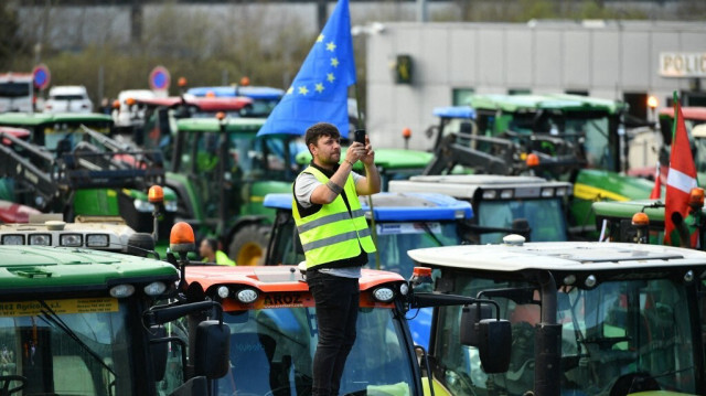 Un agriculteur lors du blocage de la frontière franco-espagnole par des tracteurs espagnols pendant une manifestation d'agriculteurs à Biriatou, dans le sud-ouest de la France, le 7 mars 2024.