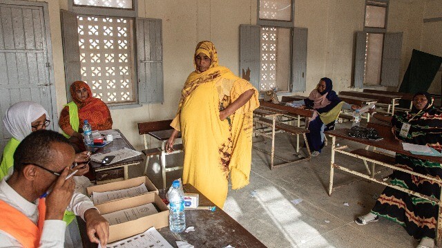 Une femme s'inscrivant pour voter dans un bureau de vote lors des élections nationales à Nouakchott le 29 juin 2024. Les Mauritaniens se rendent aux urnes le 29 juin 2024 pour décider de réélire ou non le président Mohamed Ould Cheikh El Ghazouani à la tête de ce vaste État désertique, considéré comme un roc de stabilité relative dans le Sahel instable. Environ 1,9 million d'électeurs inscrits sont appelés à choisir entre sept candidats en lice pour diriger ce pays d'Afrique de l'Ouest, qui a largement résisté à la vague de terrorisme dans la région et est en passe de devenir un producteur de gaz.