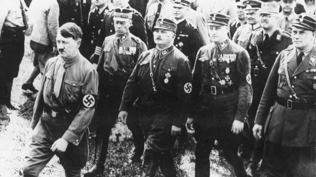 Адольф Гитлер и штурмовики во главе с Эрнстом Рёмом. Фото: Яндекс.Картинки