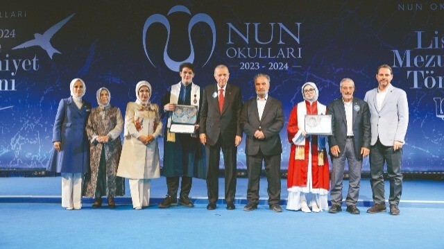 Cumhurbaşkanı Erdoğan, torununun diploma törenine katıldı.