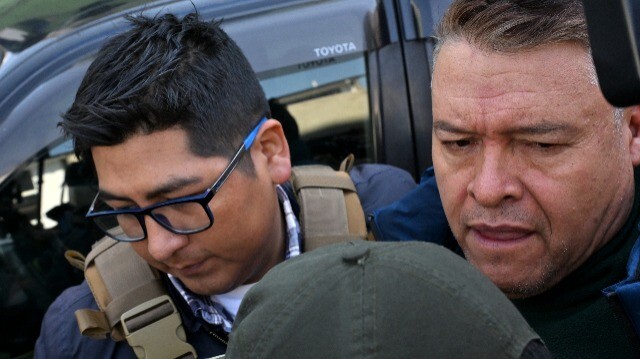Le chef de l'armée bolivienne, le général Juan José Zuniga (à droite), est photographié lors de son transfert à la prison de haute sécurité de San Pedro de Chonchocoro, à La Paz, le 29 juin 2024. Trois chefs présumés du coup d'État manqué contre le président bolivien Luis Arce ont été placés en détention provisoire vendredi pour une durée de six mois, a déclaré le plus haut procureur du pays. L'ancien chef de l'armée Juan Jose Zuniga, l'ancien chef de la marine Juan Arnez et Alejandro Irahola, ancien chef de la brigade mécanisée de l'armée, seront détenus dans une prison de haute sécurité non loin de la capitale La Paz.