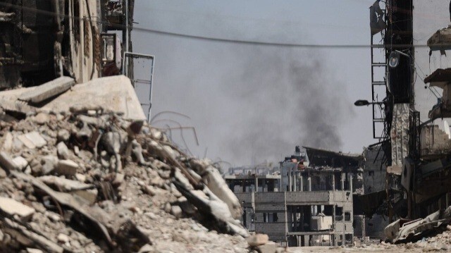 De la fumée s'échappe d'une zone ciblée par un bombardement israélien dans le quartier de Shujaiya, dans la ville de Gaza, le 28 juin 2024.