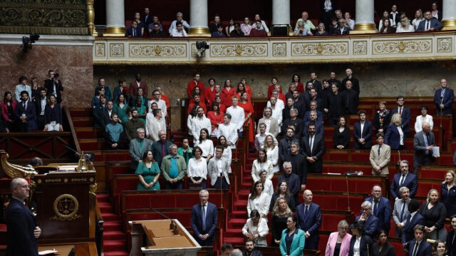 Des députés français habillée aux couleurs du drapeau palestinien lors d'une séance de questions au gouvernement à l'Assemblée nationale, au cours de laquelle un député du groupe "La France Insoumise" (LFI) a brandi un drapeau palestinien, à Paris, en France, le 4 juin 2024.