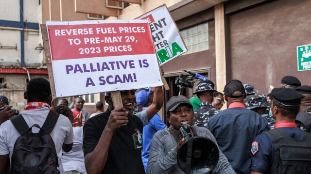 Des manifestants brandissent des pancartes lors de la manifestation nationale du Joint Action Front (JAF) et de la Coalition for Revolution (CORE) contre les politiques du président nigérian Bola Tinubu, à Lagos, le 26 février 2024.