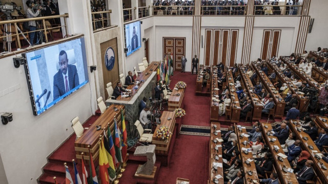 Le premier ministre éthiopien Abiy Ahmed (à gauche) s'adresse aux membres du Parlement lors d'une session, dans la ville d'Addis-Abeba, en Éthiopie, le 14 juin 2022.