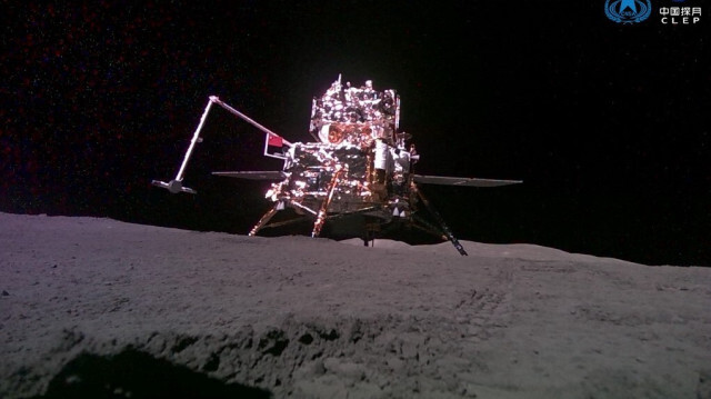 L'ascendeur et l'atterrisseur capturés par la sonde lunaire chinoise Chang'e-6 après son atterrissage sur la Lune.