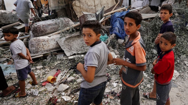 Des enfants palestiniens bouleversés près du lieu de bombardement israélien nocturne sur une maison familiale à Nuseirat, dans le centre de la bande de Gaza, le 30 mai 2024.