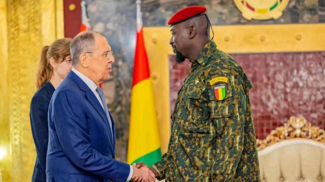 Le Président guinéen Mamadi Doumbouya et le ministre des Affaires étrangères Sergueï Lavrov.