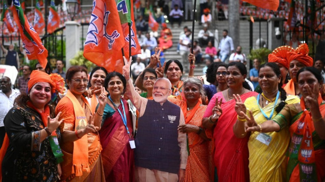 Des partisans de Narendra Modi, Premier ministre indien et chef du Bharatiya Janata Party (BJP), célèbrent les résultats du dépouillement des élections générales indiennes, à Bengaluru, le 4 juin 2024.