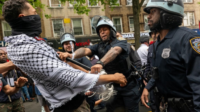 Un manifestant pro-palestinien face à la violence de la police lors d'un rassemblement et d'une marche à l'occasion de la Journée de la Nakba, le 18 mai 2024, dans le quartier de Bay Ridge à New York, aux États-Unis.